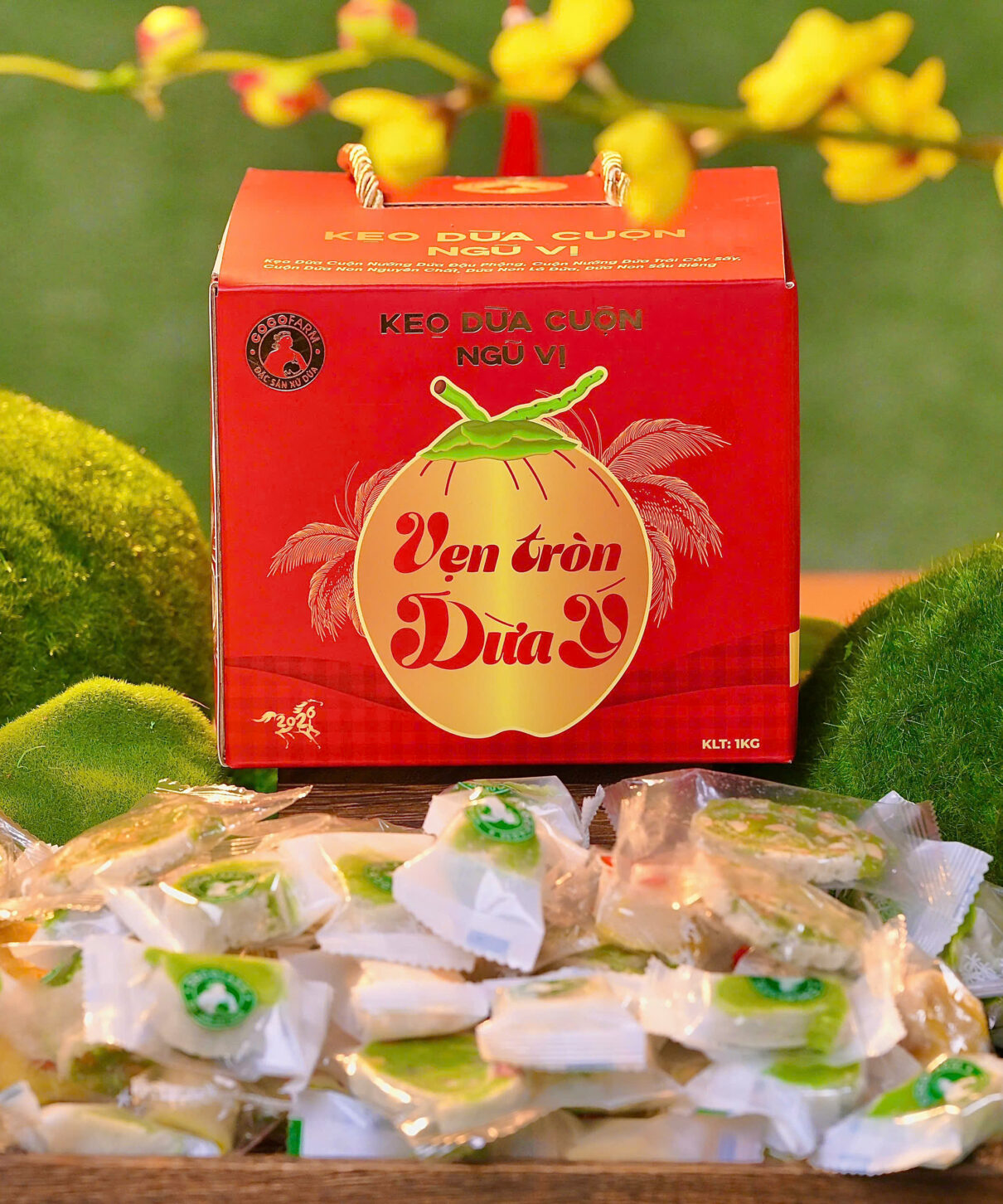 Hộp “Vẹn Tròn Dừa Ý”  Kẹo Dừa Cuộn Ngũ Vị 1kg Tết 2026