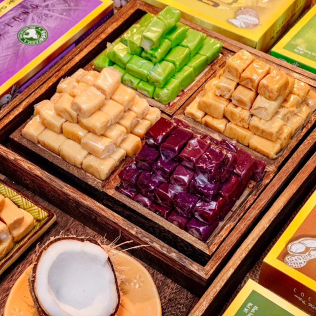 Kẹo dừa nguyên chất với 4 hương vị lá dứa, sầu riêng, đậu phộng và nguyên chất ít đường